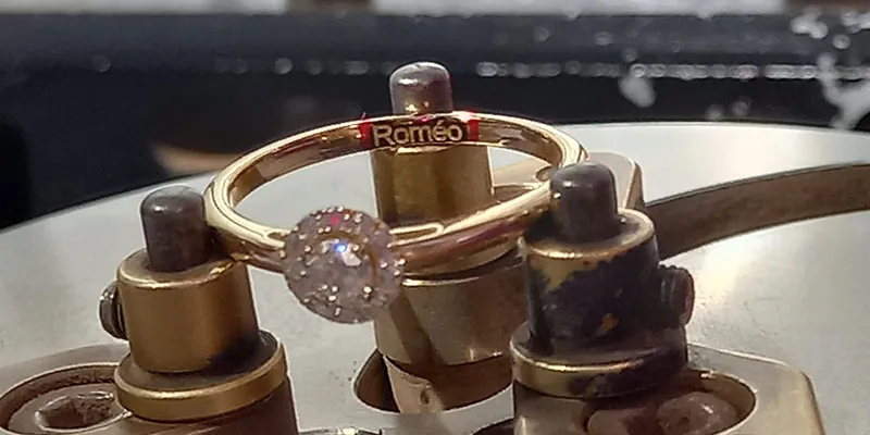 Incisione su anello in oro giallo