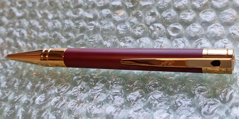 incisione laser delle iniziali su una penna